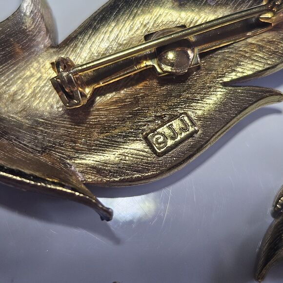 Vintage Jonette Jewelry Gold Tone Purple Enamel Brooch & Clip On Earrings Set - Picture 4 of 11